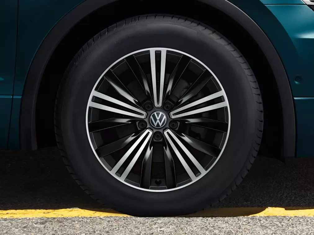 Mâm xe 18 inch đi cùng với Lốp xe tự vá Pirelli phù hợp với đa dạng địa hình.
