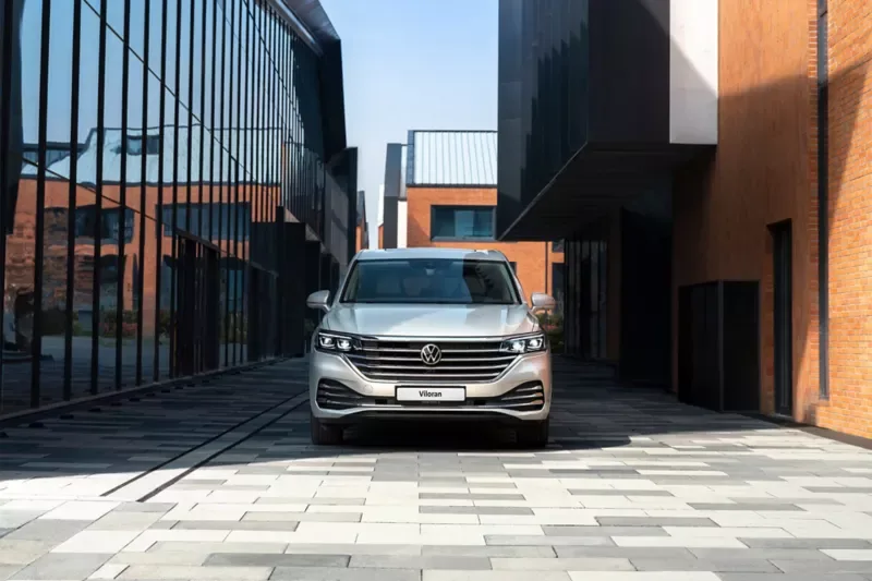 Phong cách thiết kế V-line mang nét đặc trưng Volkswagen được làm nổi bật với cụm lưới tản nhiệt mạ chrome, phối hợp hài hòa với cụm đèn IQ. Light thiết kế lớn và cấu hình ánh sáng mang tính nhận diện cao.