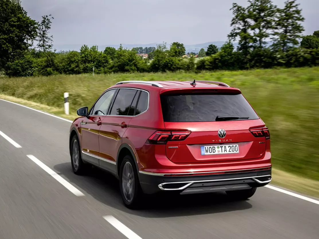 Đèn sau LED với thiết kế mới sinh động. Cái tên TIGUAN ở vị trí trung tâm nổi bật.