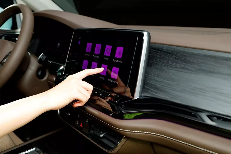 Hệ thống giải trí màn hình cảm ứng 12 inch, kết nối Apple CarPlay, USB , Bluetooth.